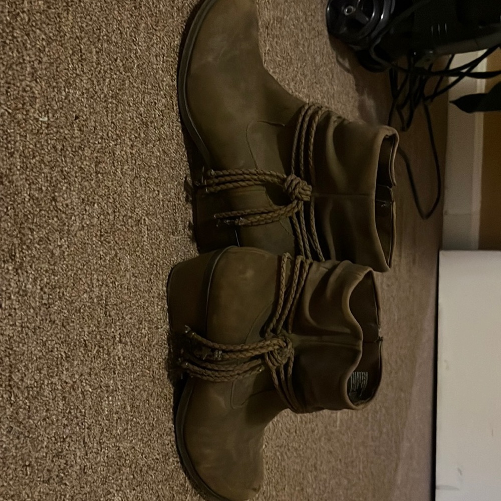 Shoes, zippers work, size 6, brown